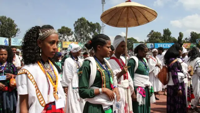 የበዓሉ ታዳሚ ሴቶች በባህል ልብስ