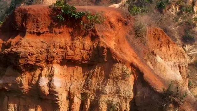 ఎర్రమట్టి దిబ్బల్లో అనేక ఖనిజ లవణాలు ఉంటాయి.