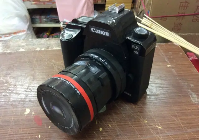 欧阳秉志制作的纸扎照相机（受访者提供）