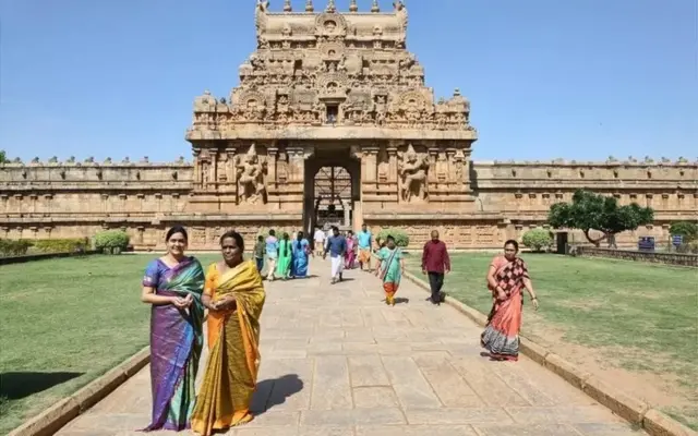 ચોલ સામ્રાજ્ય દરમિયાન ઘણા મોટા મંદિરો બનાવવામાં આવ્યા હતા. તેમાંથી એક તમિલનાડુના તંજોરમાં ભગવાન શંકરને સમર્પિત બૃહદીશ્વર મંદિર છે.