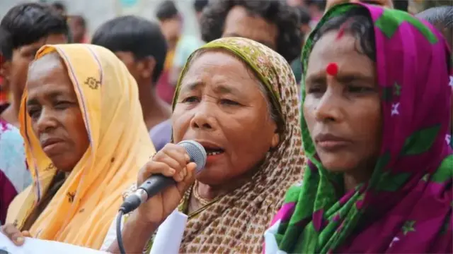 সমাবেশে বক্তব্য রাখছেন একজন চা শ্রমিক