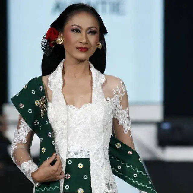 Seorang model memperagakan rancangan Anne Avantie pada acara Indonesia Fashion Week 2010.