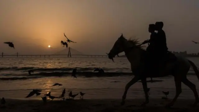 कोकणच्या चौपाटीवर लोक नाहीत