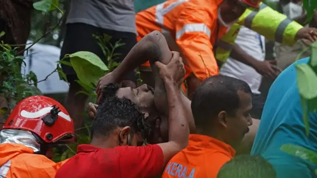 தொடுப்புழாவில் வெள்ளத்தில் அடித்துச் செல்லப்பட்டு உயிரிழந்த ஒருவரின் உடல் மீட்புப் பணியாளர்களால் கொண்டு செல்லப்படுகிறது.