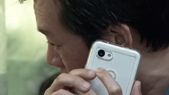 สิทธิโชค ยกโทรศัพท์สีขาวขึ้นมาแนบหู