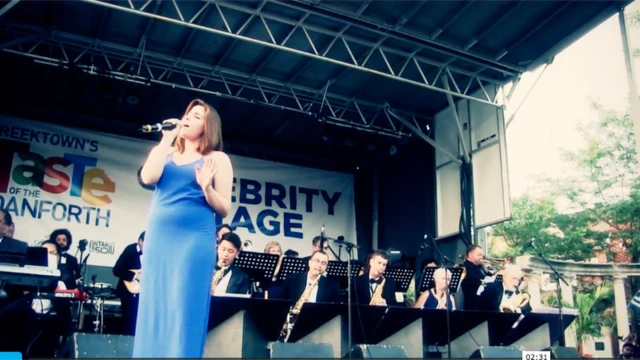 Вікторія Леоне під час виступу і Sheraton Cadwell Orchestras у Торонто