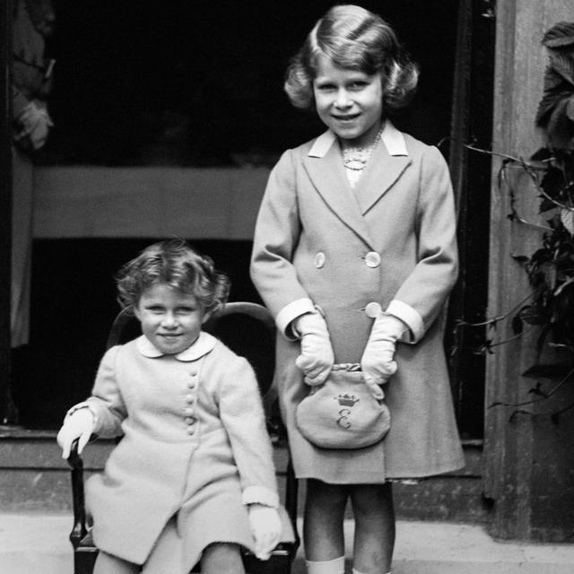 Princesa Margaret de dois anos (sentada) com sua irmã, a princesa Elizabeth