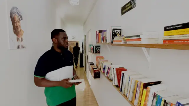 Un homme tenant un livre