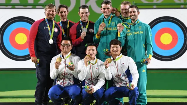 2016년 리우올림픽에서 금, 은, 동을 획득한 한국팀과, 미국팀, 그리고 호주팀. 미국팀 지도자는 이기식 감독이다