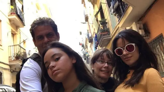 Camila Cabello, con su familia.