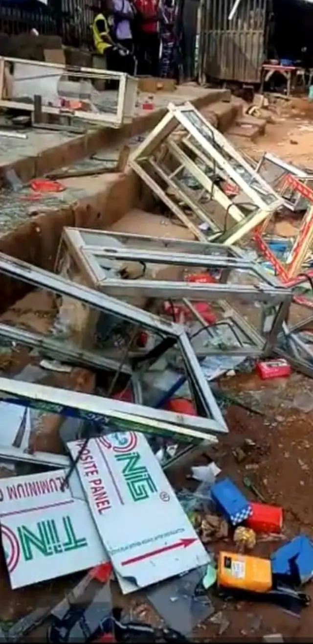 Awọn eroja ti wọn bajẹ ni Iwo Road