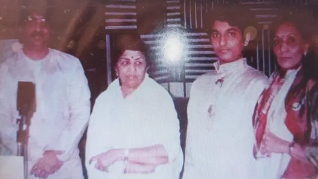 લતા મંગેશકર સાથે આશિત દેસાઈ અને હેમા દેસાઈ