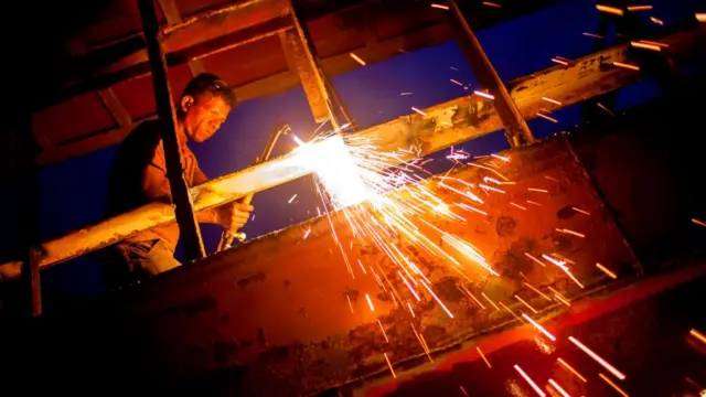 সদরঘাটে জাহাজ মেরামতের কাজ চলছে, ০২-০৮-২০১৭।