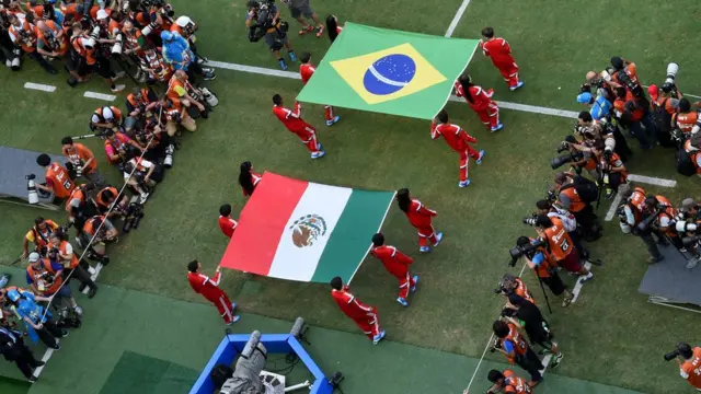 Jogadorespix bet baixar aplicativofutebol com as bandeiras do Brasil e do México.