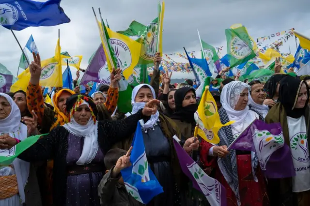 تصویری دیگر از کردهای شهر «شرناق» که با لباس‌ها و نشان‌های محلی نوروز را جشن می‌گیرند