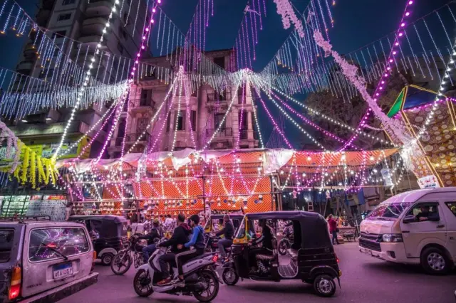 Gaadiidka dukaanka hormarayana waxay isha la raacayaan leyrka quruxda badan oo dukaanka lagu sharraxay.