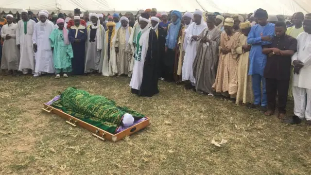 okú nílẹ̀, àwọn ààfáà àwọn abánikẹdun ń kirun si oku lára