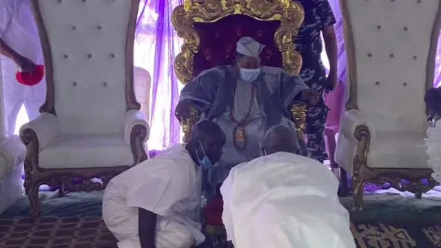 Àwọn àlejò ń kí Aláàfin