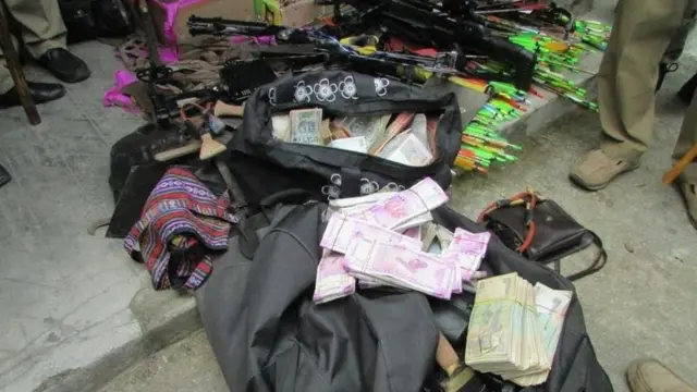 छापे में बरामद हथियार