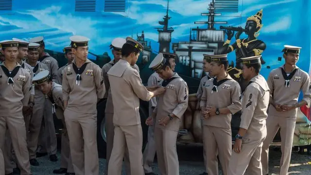 ในอนาคต อาจมีคนสักคนในนักเรียนโรงเรียนนายเรือกลุ่มนี้ที่ได้ไปใช้ชีวิตอยู่ในเรือดำน้ำ