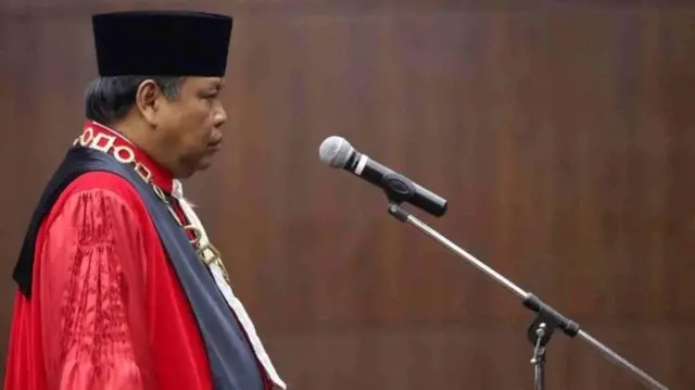 Arief Hidayat menjadi hakim MK sejak 2013. Pada 2015, ia terpilih menggantikan Hamdan Zoelva di kursi Ketua MK.