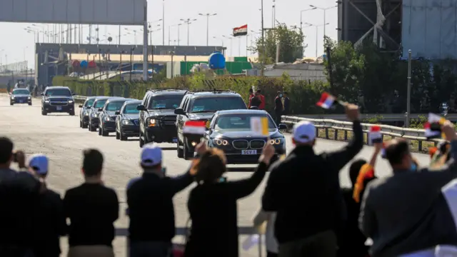 بغداد - مستقبلون يحيون موكب البابا