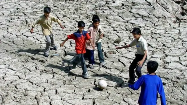 শিশুরা ফুটবল খেলছে