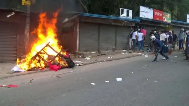 ক্যান্ডি শহরে সহিংসতা বন্ধে কারফিউ জারি করা হয়েছে