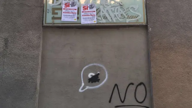 Pintada de un "no" en una calle en Barcelona.