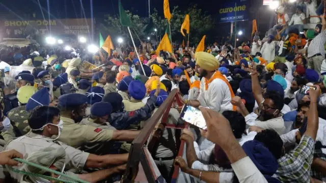 ਮੁੱਲਾਂਪੁਰ-ਚੰਡੀਗੜ੍ਹ ਸਰਹੱਦ 'ਤੇ ਪੁਲਿਸ ਨਾਲ ਭਿੜਦੇ ਅਕਾਲੀ ਵਰਕਰ