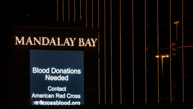โรงแรม Mandalay Bay ขึ้นป้ายไฟประกาศว่าโรงพยาบาลต้องการรับบริจาคเลือดจำนวนมาก
