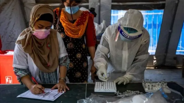 ঢাকায় এক হাসপাতালে রোগীর নমুনা পরীক্ষার আয়োজন চলছে