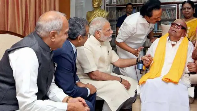 2017இல் திமுக தலைவர் கருணாநிதியை அவரது இல்லத்தில் சந்தித்த பிரதமர் நரேந்திர மோதி