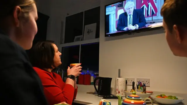 İngilizler yeni tedbirleri açıklayan Başbakan Johnson'ı izlemek için televizyonlarının başına geçti.