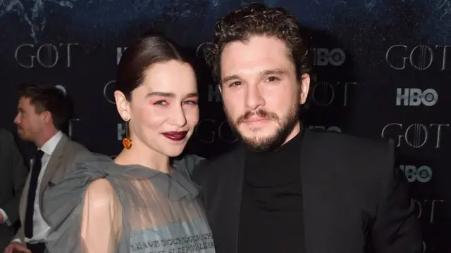 Emilia Clarke e Kit Haringtonbetmotion.com.brum eventobetmotion.com.br'Game Of Thrones'