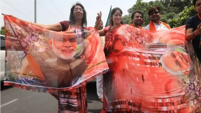 दिल्ली में भाजपा कार्यकर्ताओं का जश्न