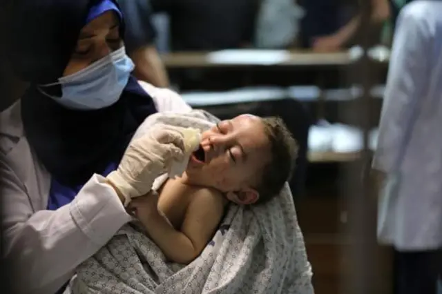 Mtoto mchanga Omar alipatikana katika vifusi vya jengo kando ya mama yake ambaye alikuwa amefariki