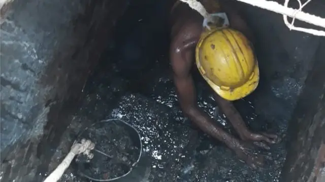 ગટરમાં કામ કરતાં મજૂર