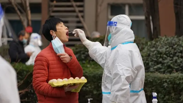 சீனா கடுமையான கோவிட் இல்லா (zero covid) செயல்திட்டத்தை பின்பற்றுகிறது.