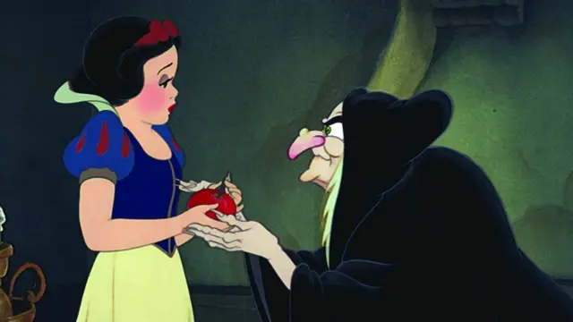 Blancanieves con la bruja que le da la manzana envenenada.