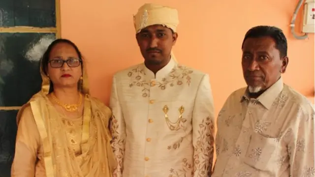 ઇરફાન મુગલ (વચ્ચે) માને છે કે, એમનાં માતા રોનક જહાંનું મૃત્યુ સમયસર ઓક્સિજન ન મળવાને કારણે જ થયું છે. તસવીરમાં જમણે રોનક જહાં.