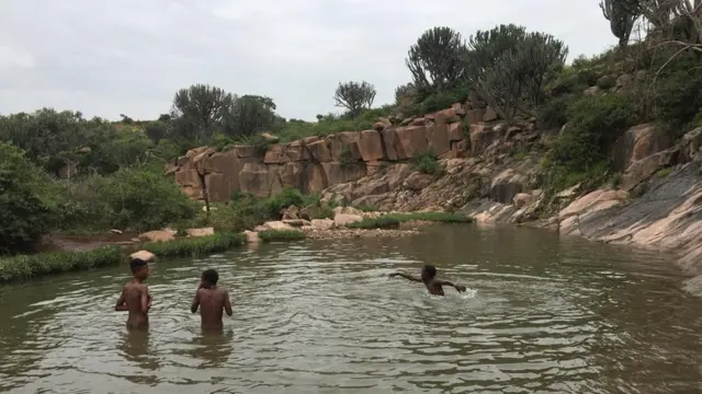 ኣብ ሩባ ወሪዶም ማይ ጳጉሜን ዝሕጸቡ ቆልዑ