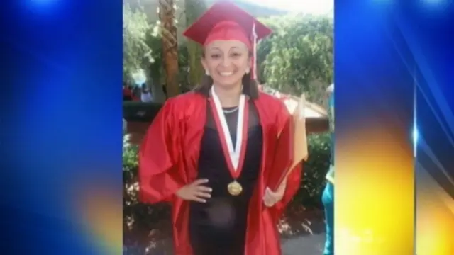 Shelby Farah sonriente, vestida de graduación.