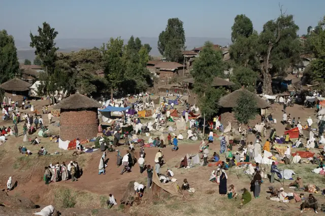 Hodočasnici u danima koji prethode Božiću kampuju u improvizovanim šatorima kao I kolibama kružne osnove koje se nalaze u centru naselja.
