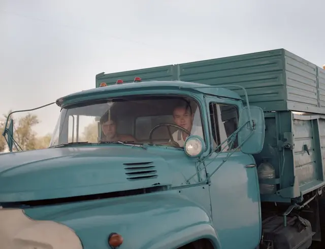 Yük maşınını sürən gənclər