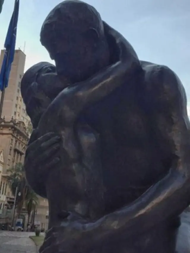 Estátua O Beijo Eterno