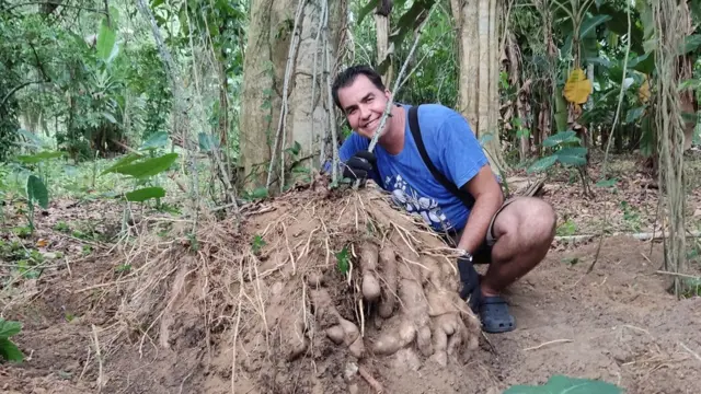 Homem com tubérculo gigante