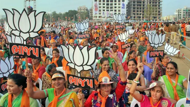 गुजरात में बीजेपी के चुनाव प्रचार में उमड़ी भीड़