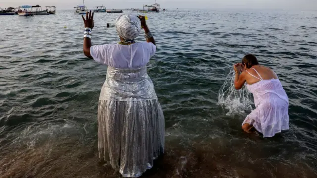 Awọn eeyan n sure l'eti omi Rio Vermelho ni Salvador to wa ni ipinlẹ Bahia pẹlu igbagbọ wipe waju Yemanja (Iyemọja) n gbọ nnkan ati ireti pe yoo da wọn lohun
