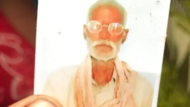 बाढ़ में बहे ग्रामीण की तस्वीर